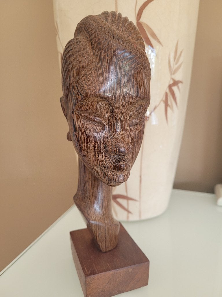 Buste africain dessiné en wengé, Antiquités & Art, Afrique, Bois, Enlèvement ou Envoi, Brun