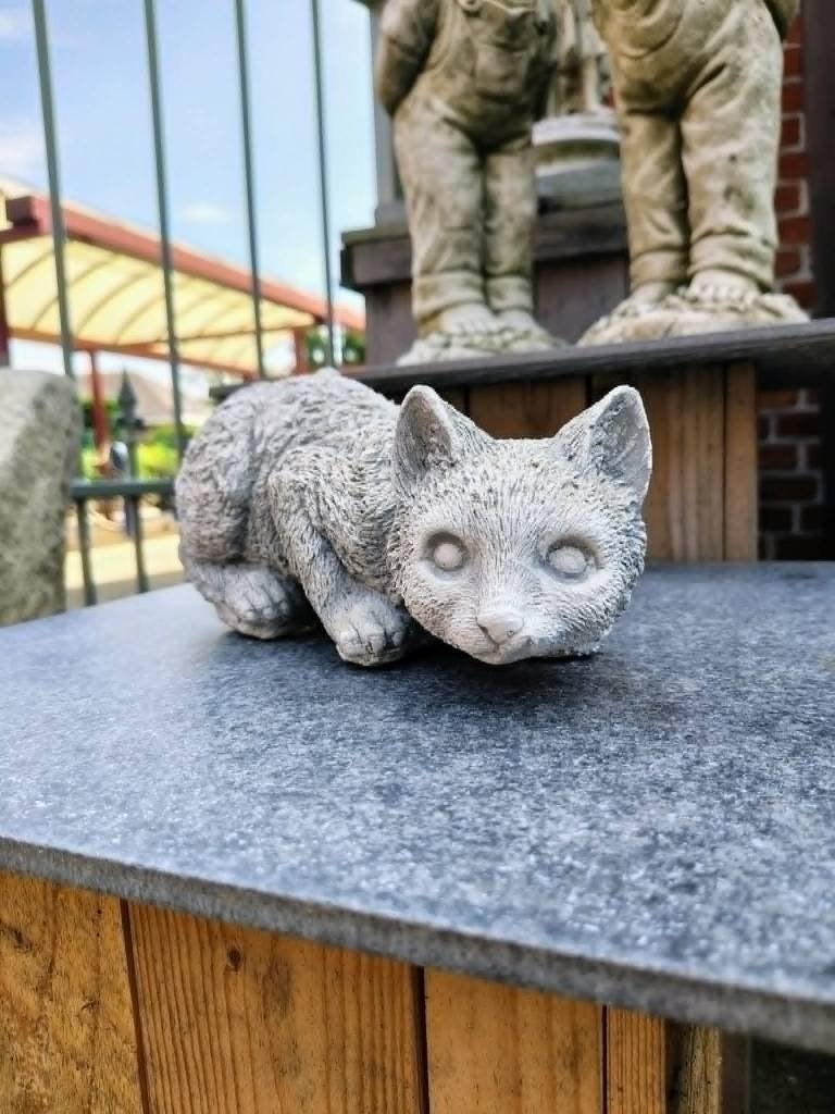 Betonnen tuinbeeld - sluipende kat, Ophalen of Verzenden, Nieuw, Beton, Dierenbeeld