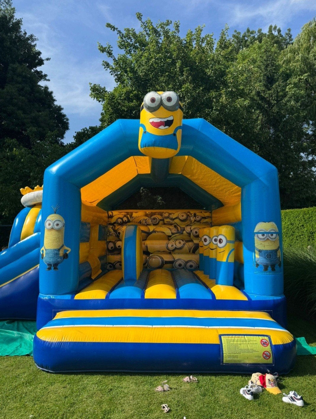 Te huur : springkasteel Minions, Hobby en Vrije tijd, Feestartikelen | Verhuur, Ophalen