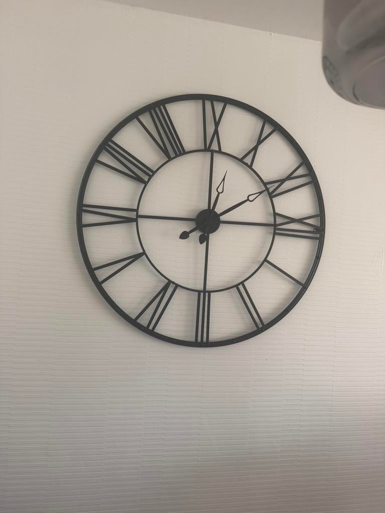Moderne klok, Huis en Inrichting, Woonaccessoires | Klokken, Ophalen of Verzenden, Zo goed als nieuw