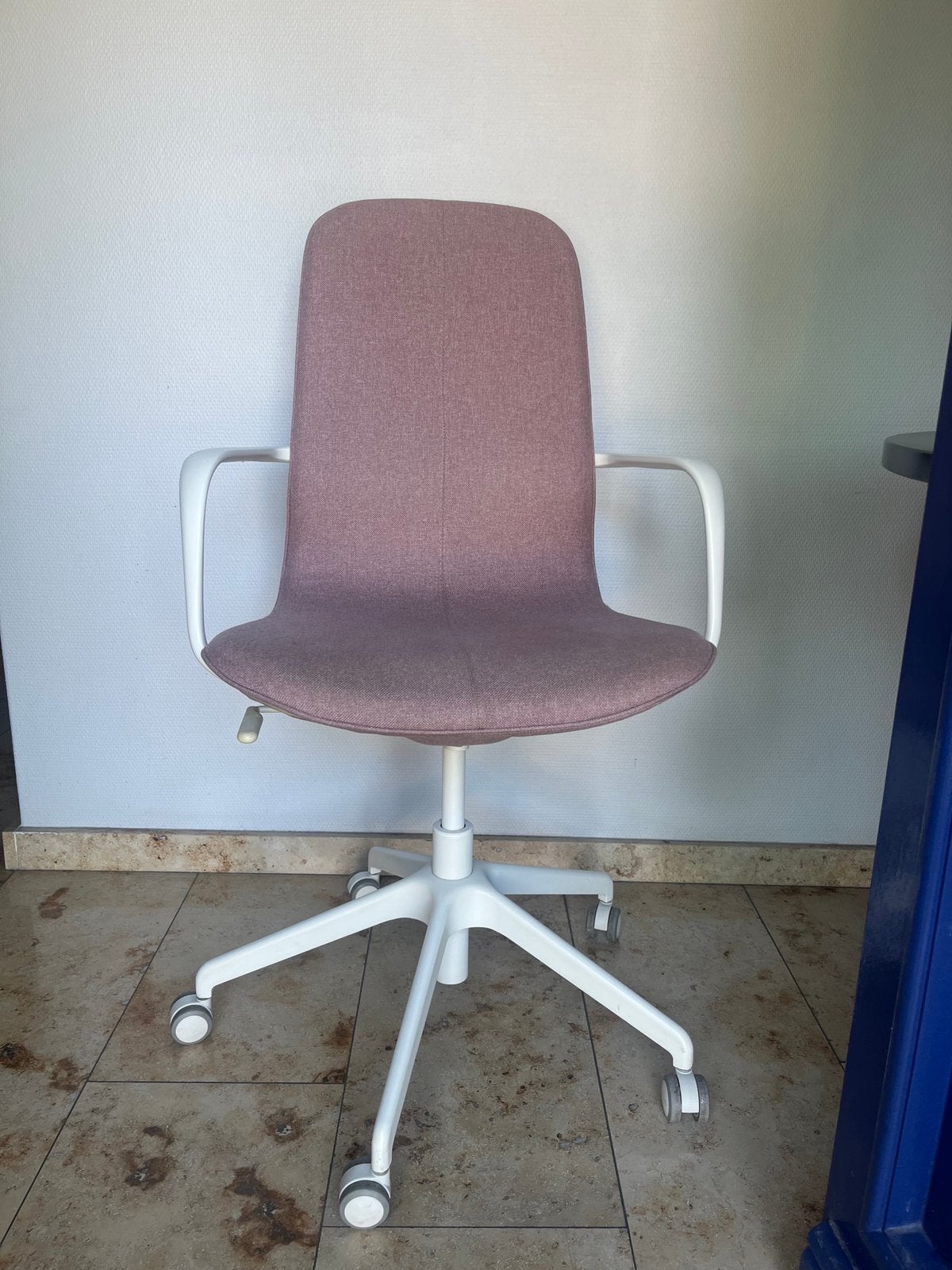 Chaise de bureau Ikea Langfjall rose-blanc avec accoudoir, Maison & Meubles, Rose, Comme neuf, Enlèvement, Chaise de bureau