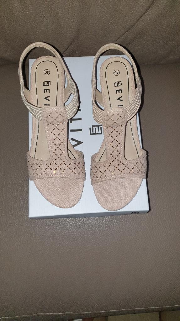 Sandales à talon nude et dorées neuves, Enlèvement, Beige