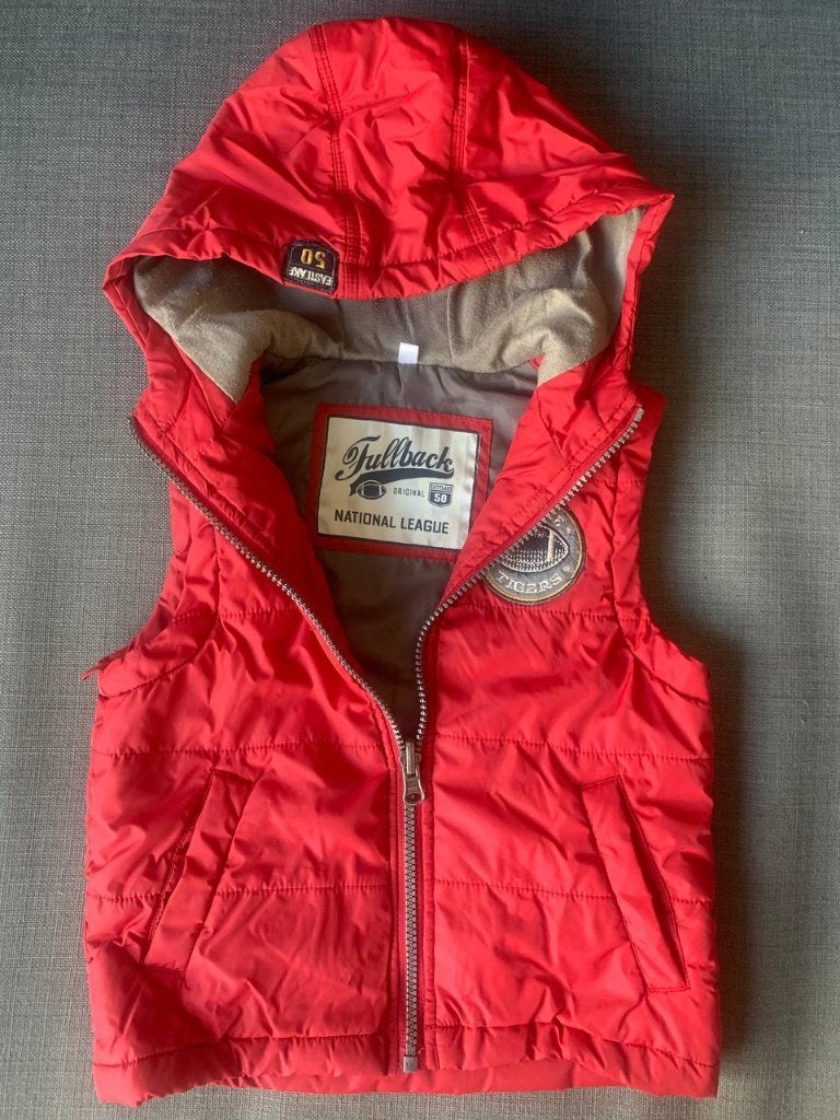 Comfortabel vest met capuchon 104, Kinderen en Baby's, Kinderkleding | Maat 104, Ophalen of Verzenden, Gebruikt, C&A, Jongen of Meisje