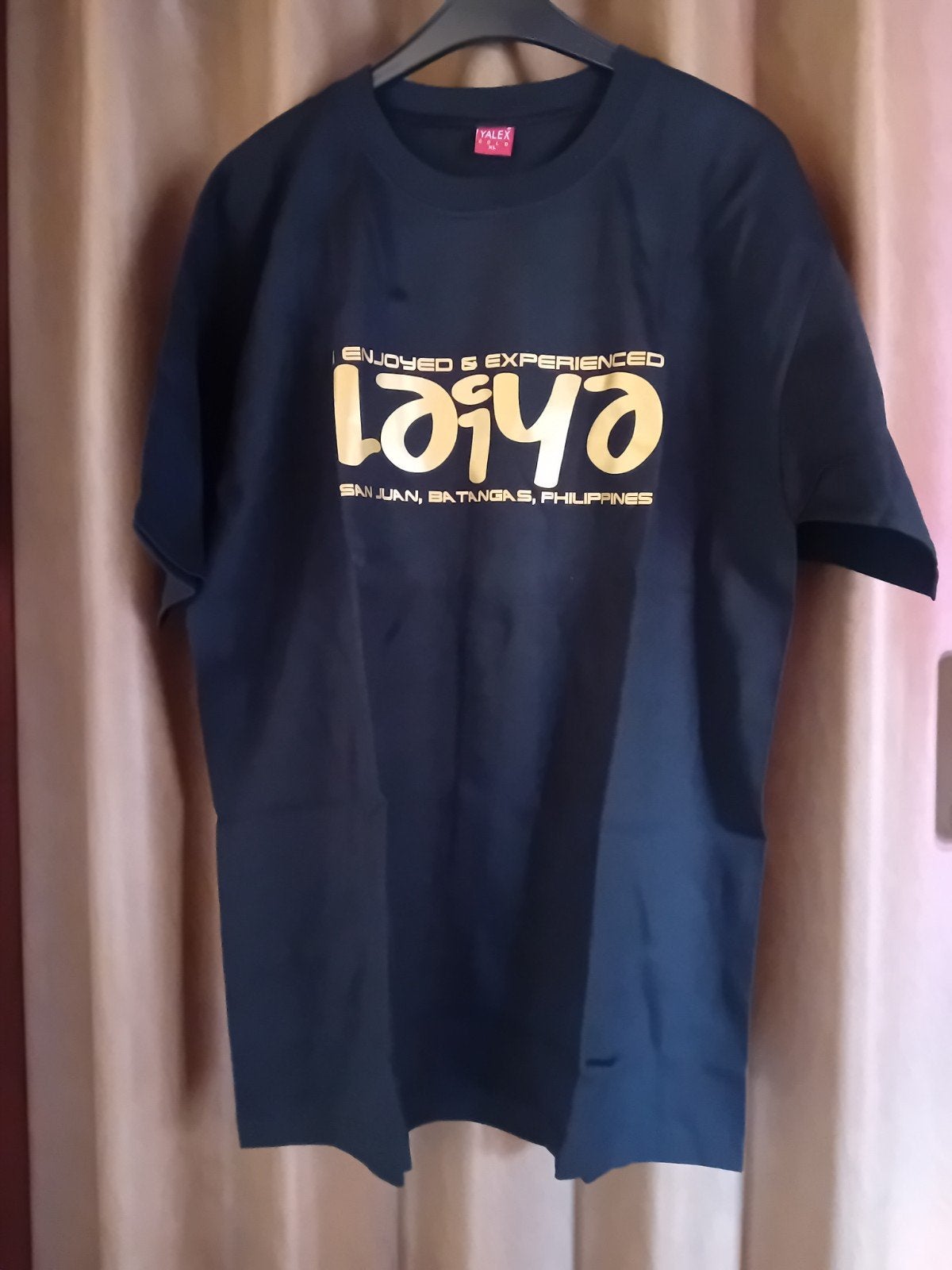 T shirt met gouden opschrift L / XL, Kleding | Heren, T-shirts, Ophalen of Verzenden, Maat 56/58 (XL)