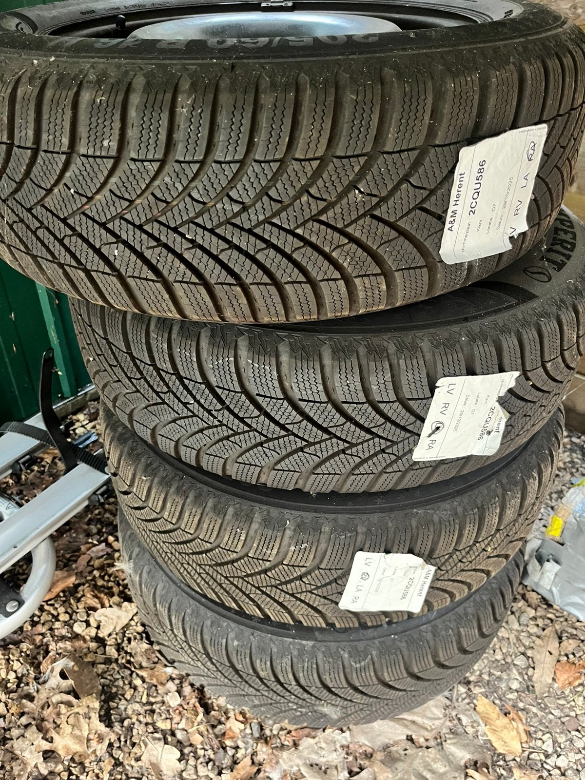 set winterbanden op stalen velg - Semperit 205/60 R16 H, Auto-onderdelen, Ophalen, Winterbanden, Band(en)