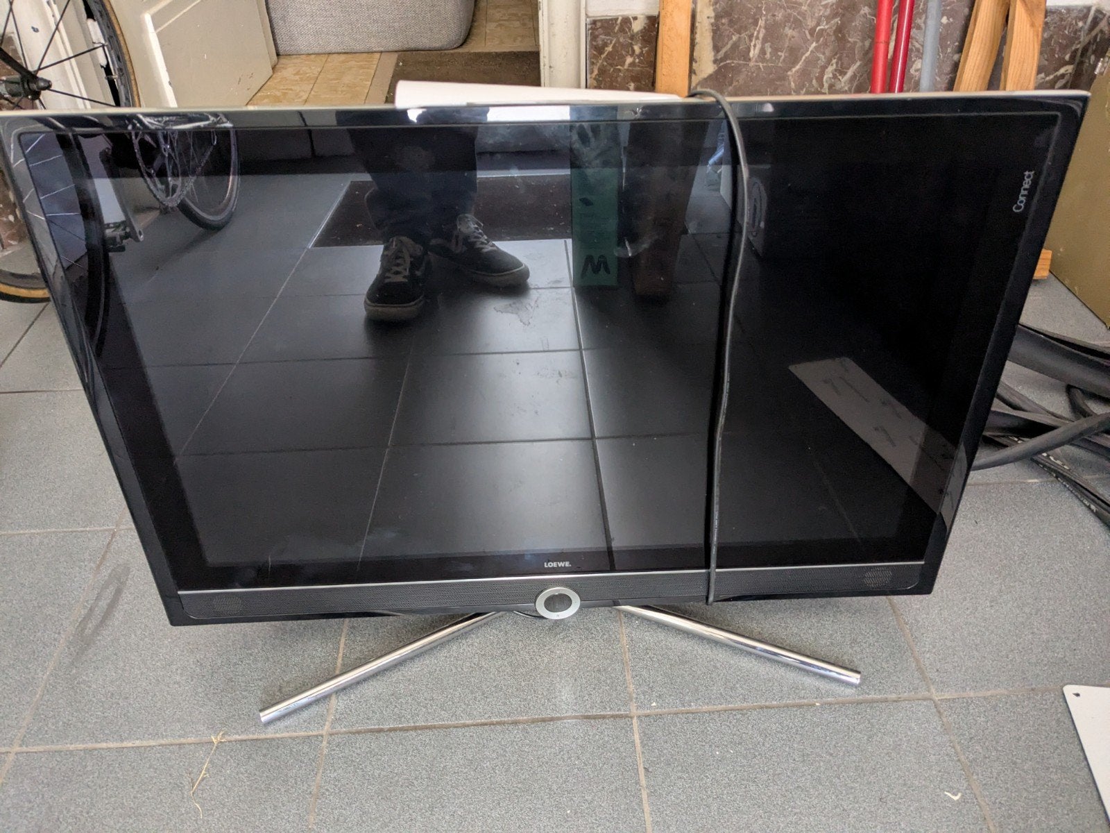 TV Loewe met afstandsbediening, Ophalen