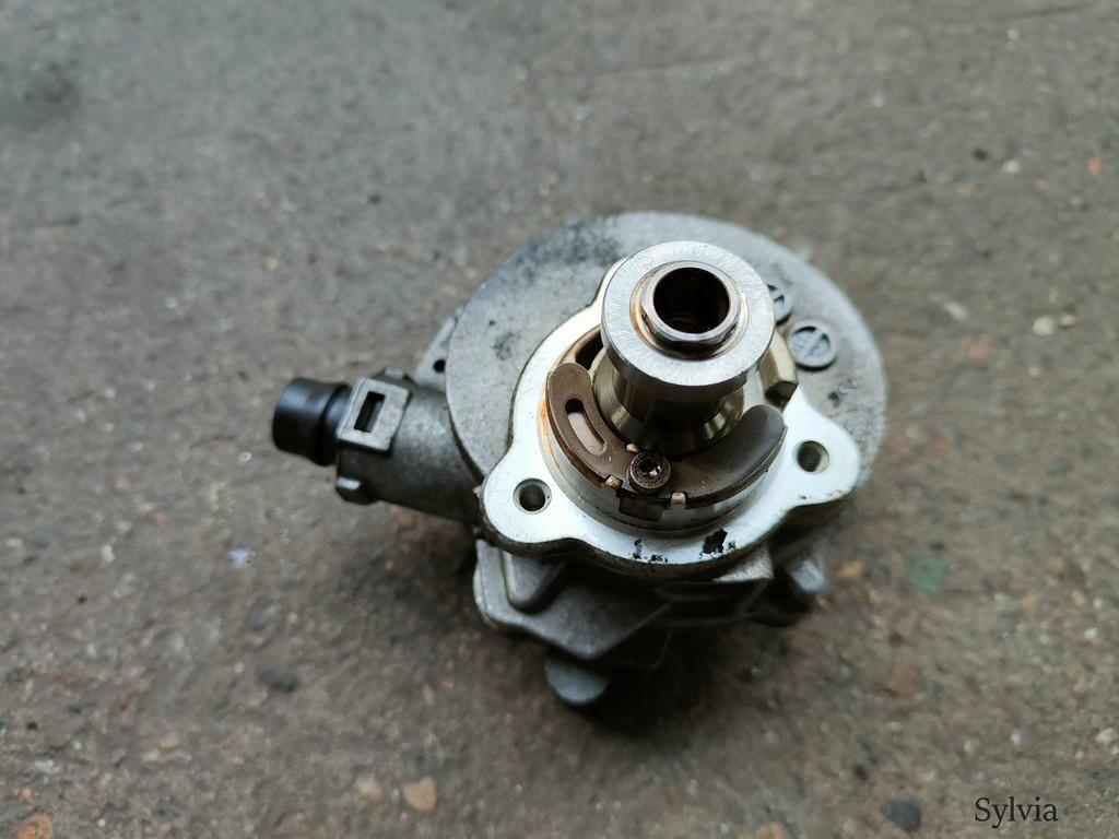 Vacuumpomp BMW  1 / 3 / 5 / 6 / 7 / Z4 serie E88 E82  E9x E6, Auto-onderdelen, Motor en Toebehoren, BMW, Gebruikt, Ophalen of Verzenden