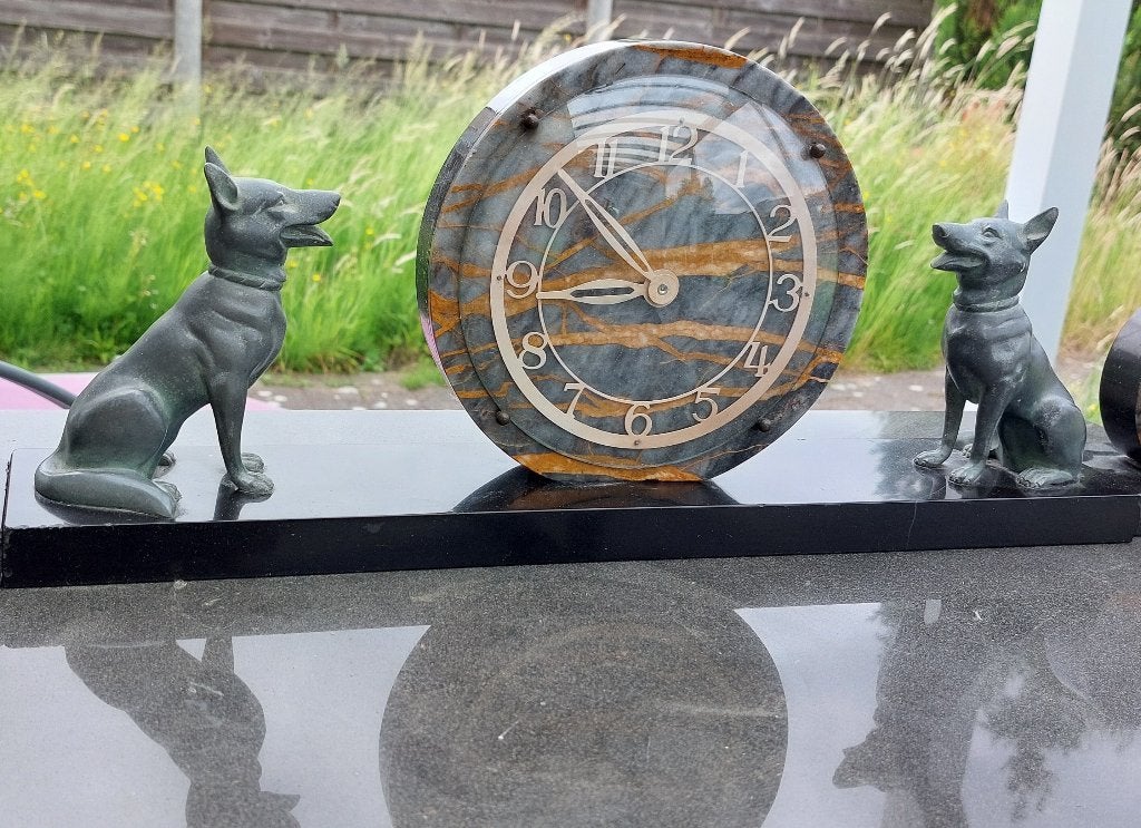 Art Deco geaderd marmer schouwklok met herdershonden, Ophalen