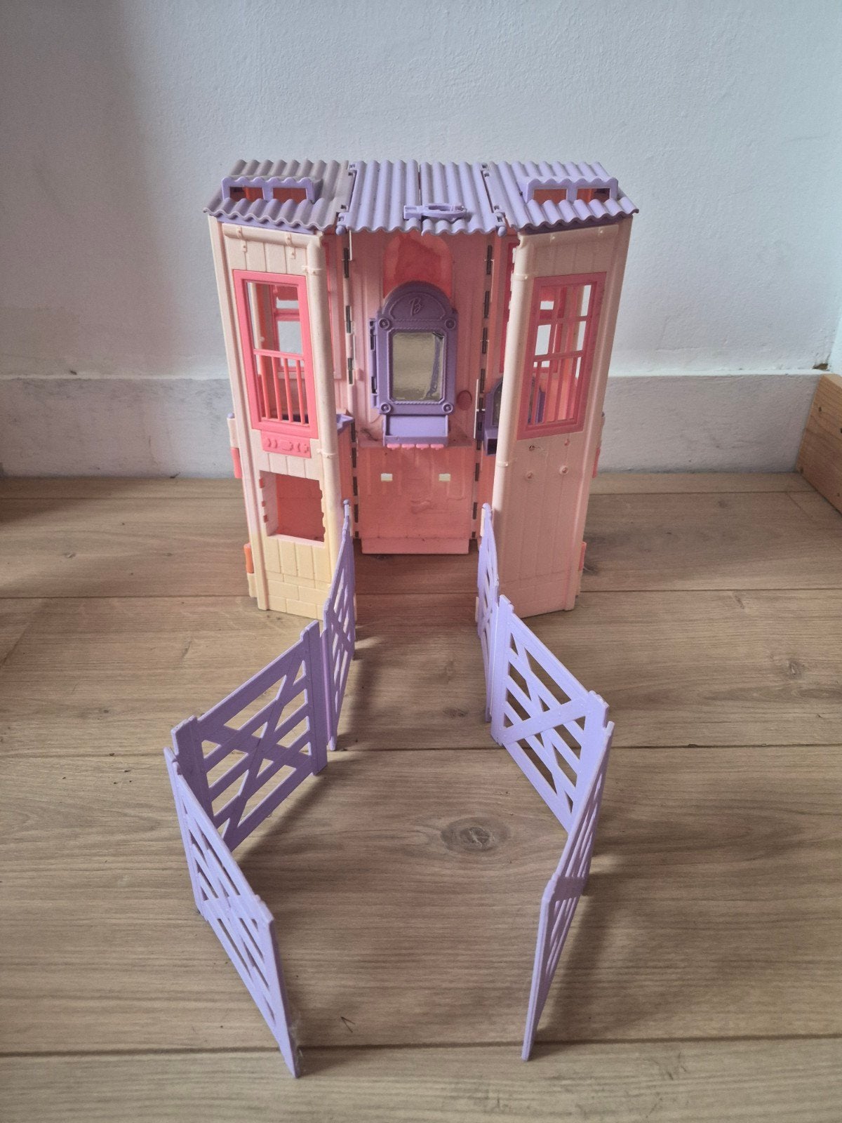 Écurie Barbie, Enfants & Bébés, Jouets | Maisons de poupées, Enlèvement, Accessoires