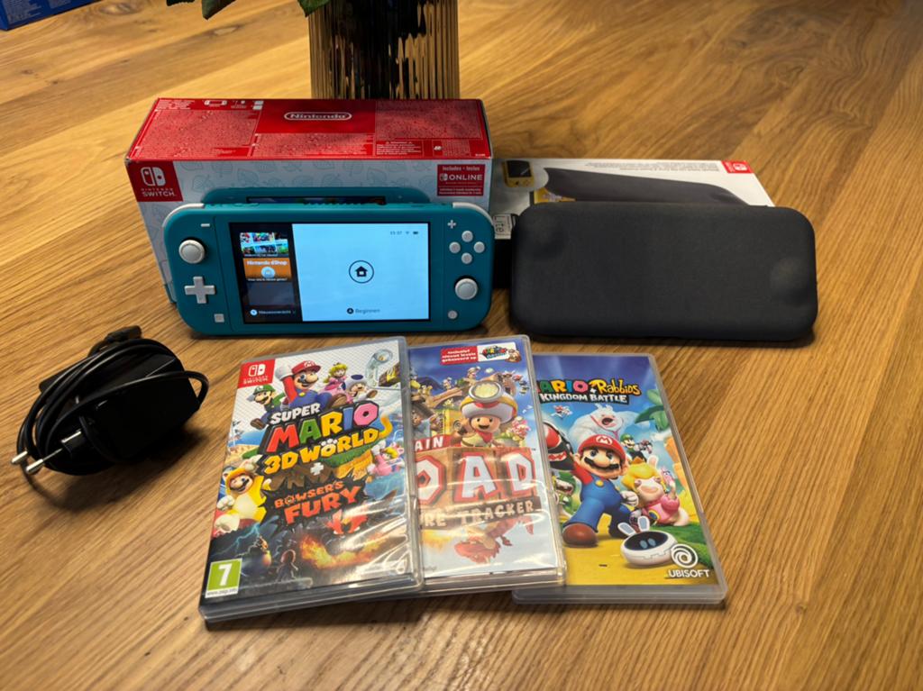 Nintendo switch lite (turquoise)doos, 3 games en bescherming, Games en Spelcomputers, Spelcomputers | Nintendo Switch Lite, Zo goed als nieuw