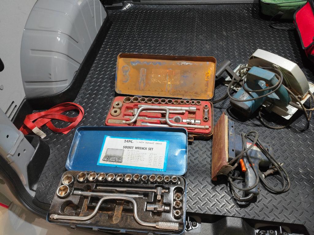 2 sets dopsleutels , cirkelzaag en schuurmachine, Diensten en Vakmensen, Klusjesman en Klusbedrijf
