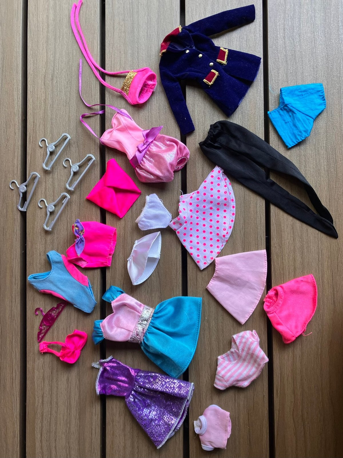 Vêtements Barbie, Enfants & Bébés, Jouets | Poupées, Enlèvement, Comme neuf, Barbie