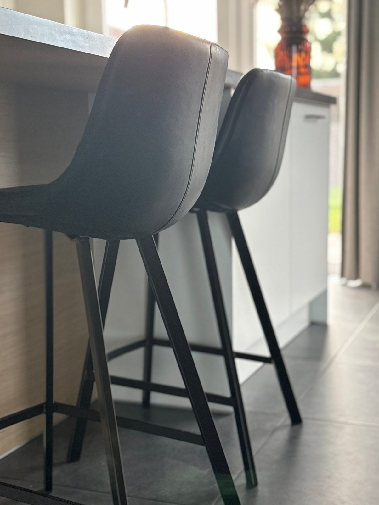 2 zwarte barkrukken – zithoogte 66 cm, Ophalen, Met voetsteun, 60 tot 90 cm, Nieuw