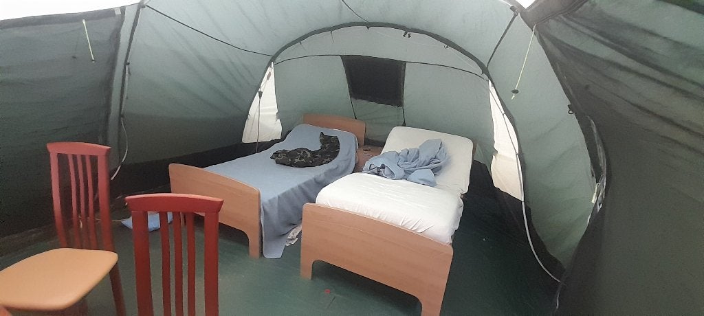 2x elektrisch verstelbare bedden met nachtkastje, Huis en Inrichting, Slaapkamer | Bedden, Ophalen, Verstelbaar, 90 cm, Eenpersoons