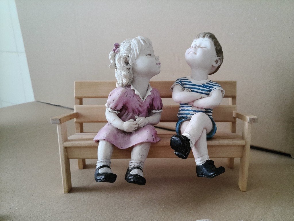 Curiosa beeld jongen en meisje zittend op bankje 21x8x17cm, Ophalen of Verzenden, Zo goed als nieuw, Mens