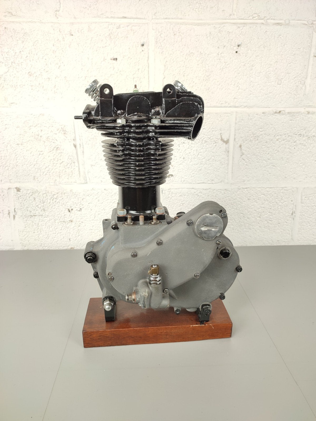 Bsa motor op houten voet, Ophalen
