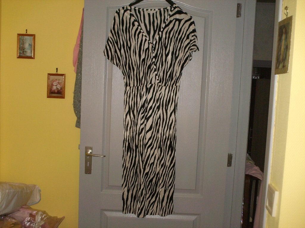 a vendre robe pour dame, Kleding | Dames, Jurken, Overige kleuren, Nieuw, Ophalen of Verzenden, Onder de knie