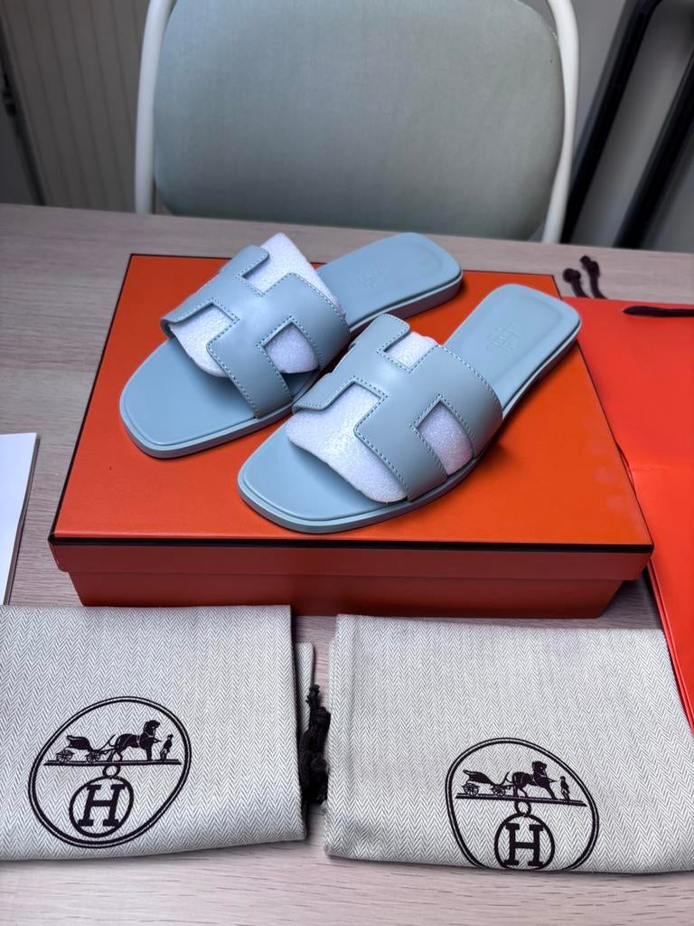 Pantoufles et sandales Hermès Oran, Enlèvement ou Envoi, Comme neuf, Bleu, Sandales de bain