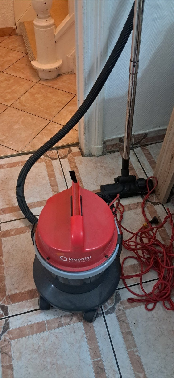 Aspirateur à roulettes fonctionne très bien et en bon état, Enlèvement