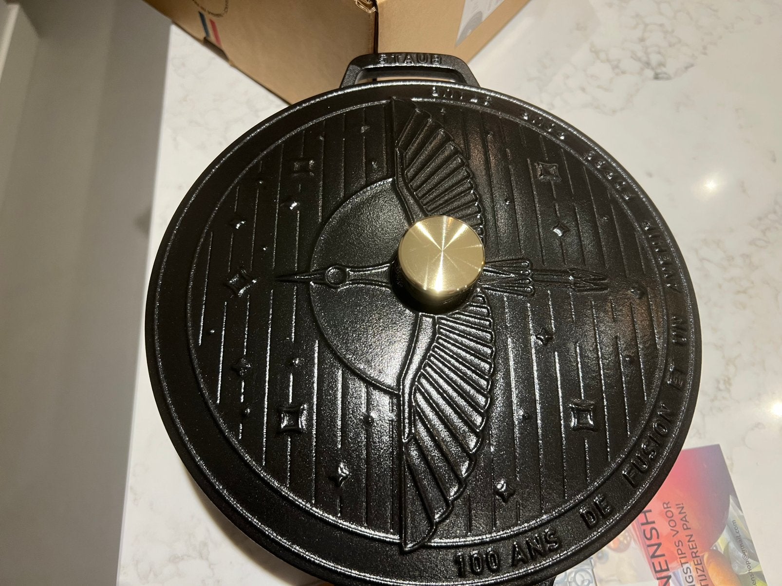 Nouveau plat anniversaire Staub, extrêmement rare, 26 cm,, Neuf, Enlèvement ou Envoi, Autres marques, Cocotte