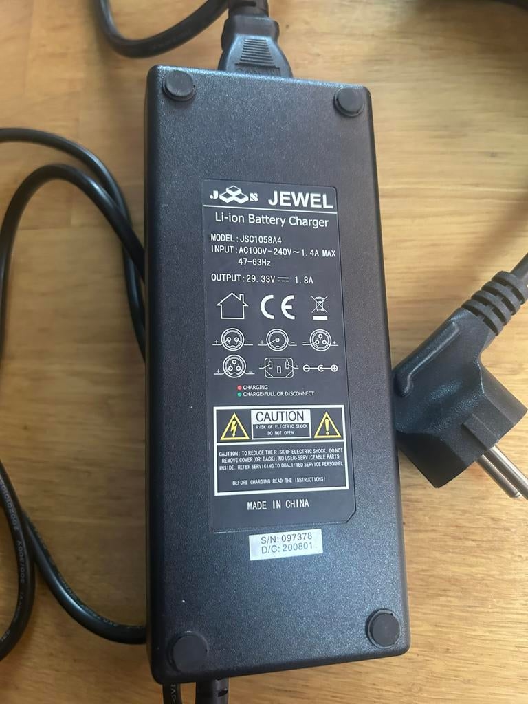 Li-ion oplader, Fietsen en Brommers, Ophalen, Zo goed als nieuw
