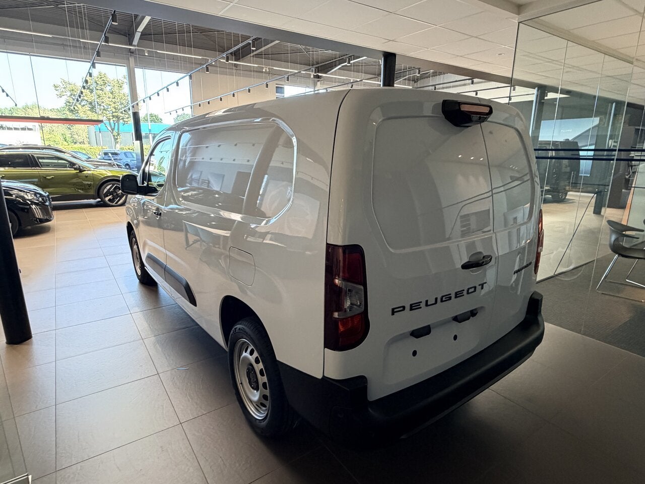Peugeot Partner XL Automaat 130PK *STOCK* GPS - Surround Vi, 1498 cc, Zwart, 0 kg, Wit
