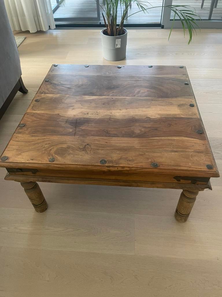 table à thé indienne, Enlèvement
