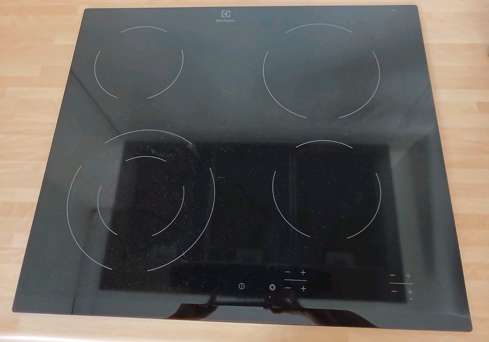 Cuisinière électrique Electrolux, Classe énergétique A ou plus économe, 4 zones de cuisson, Encastré, Comme neuf