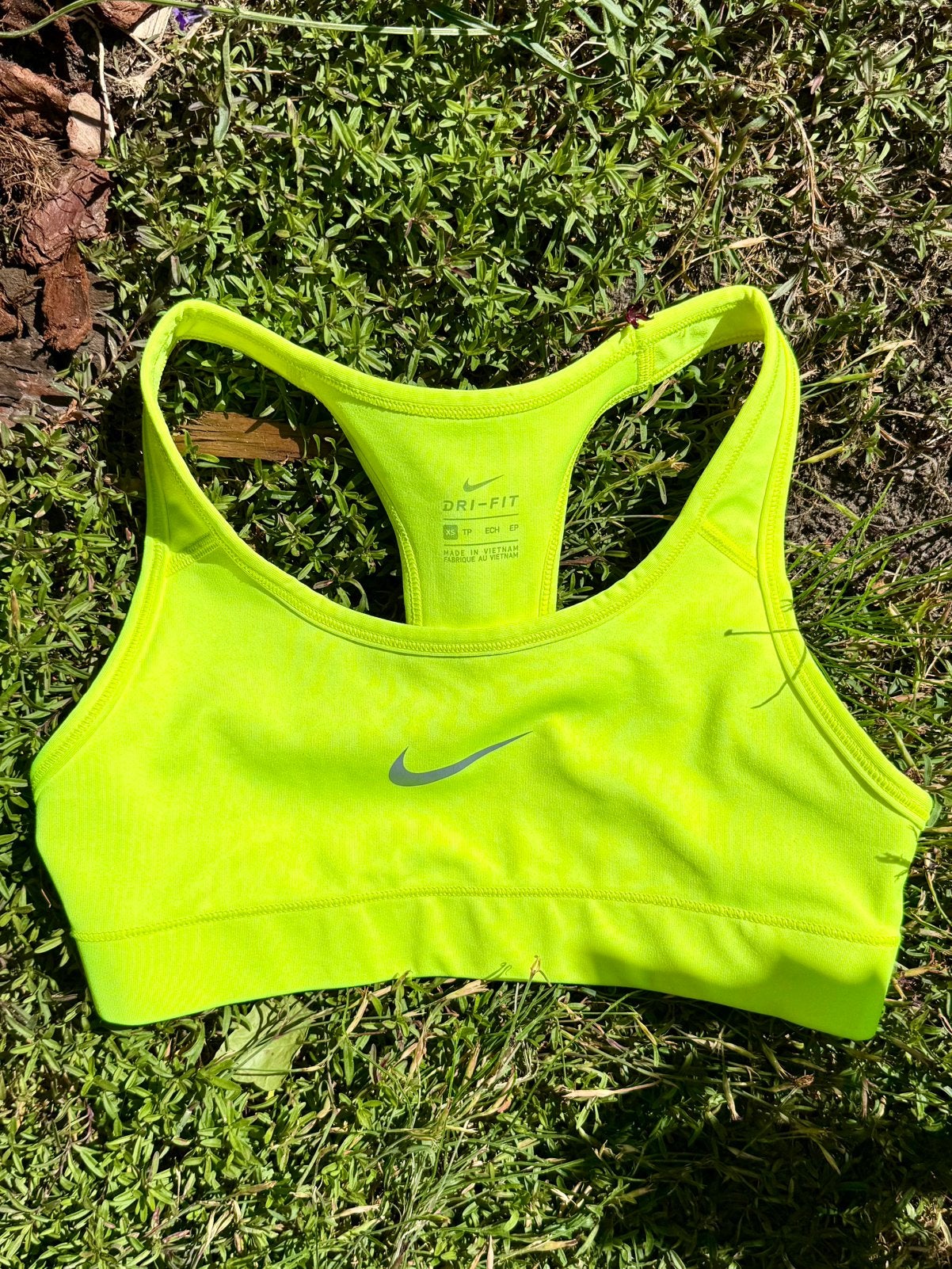 Haut de sport/brassière de sport Nike DRI-FIT — taille XS, Vêtements | Femmes, Vêtements de sport, Comme neuf, Jaune, Enlèvement ou Envoi