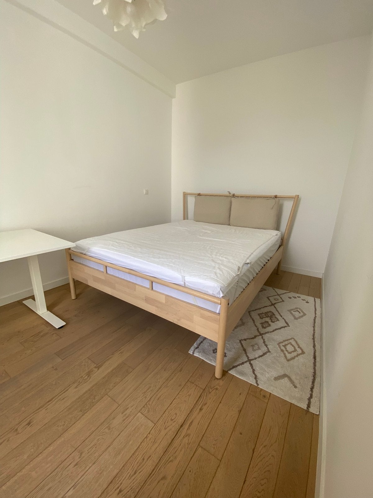 BJÖRKSNÄS bed set + mattress + bedside table, Maison & Meubles, Queen size, Beige, Comme neuf, Enlèvement
