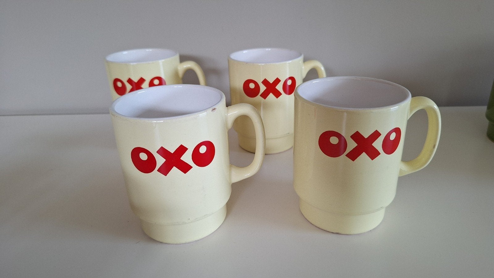 4 prachtige vintage gele oxo tassen, Ophalen of Verzenden, Gebruikt, Kop(pen) en/of Schotel(s)