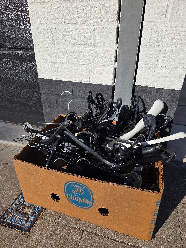 GRATIS Kledingkapstokken, Ophalen, Gebruikt, Kunststof, Kinderen en Volwassenen