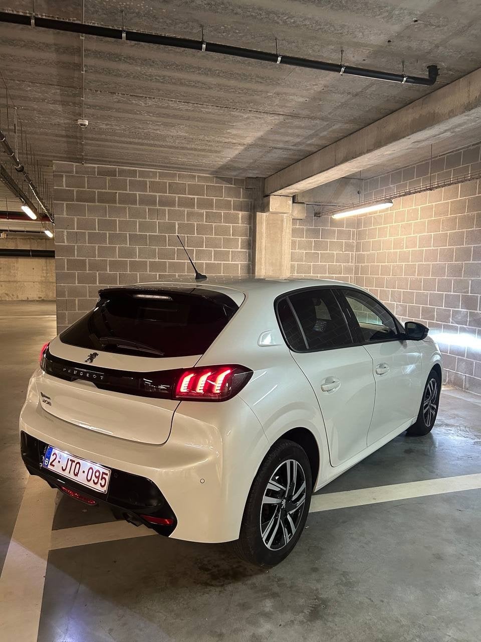 Peugeot 208 1.2- 101 ch/ 23/11/2022/ Pack PureTech Allure, Immo, Garages & Places de parking