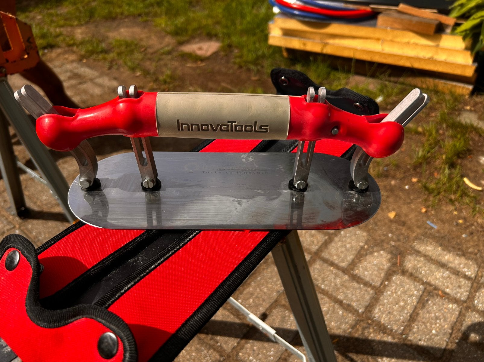 Dit is een InnovaTools Multi-Trowel, verstelbare radiusspaan, Doe-het-zelf en Bouw, Gereedschap | Handgereedschap, Ophalen, Nieuw