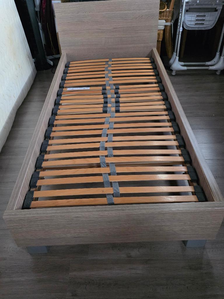 Eenpersoonsbed met lattenbodem en nachtkastje, Ophalen, 85 tot 100 cm, Gebruikt, Lattenbodem