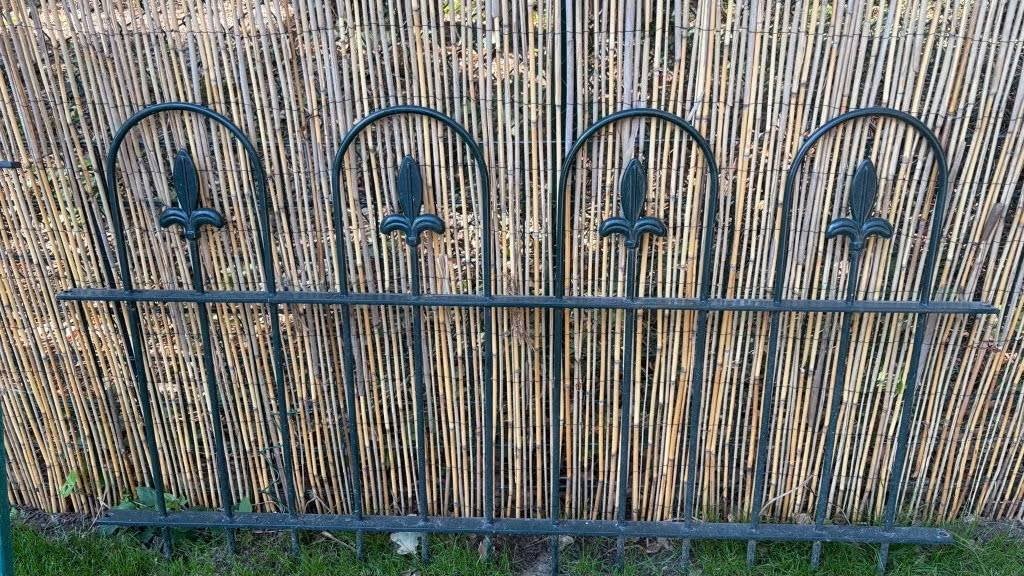 Sierhekwerk met poortje en palen - circa 7 meter, Tuin en Terras, Ophalen, Met poort, Gebruikt, Sierhekwerk