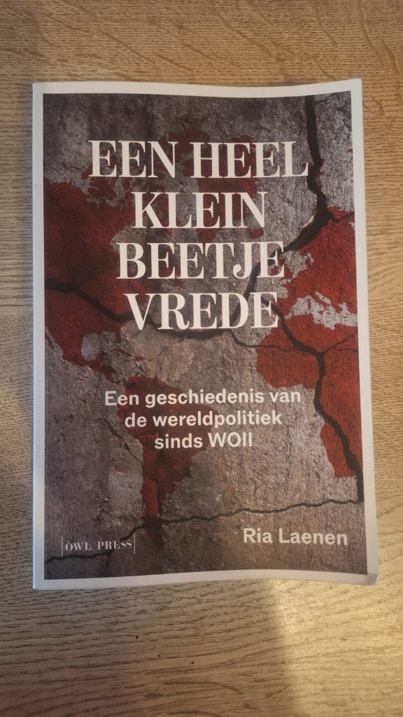 Boek: Een heel klein beetje vrede - Ria Laenen, Boeken, Verzenden, Zo goed als nieuw, Hoger Onderwijs, Ria Laenen