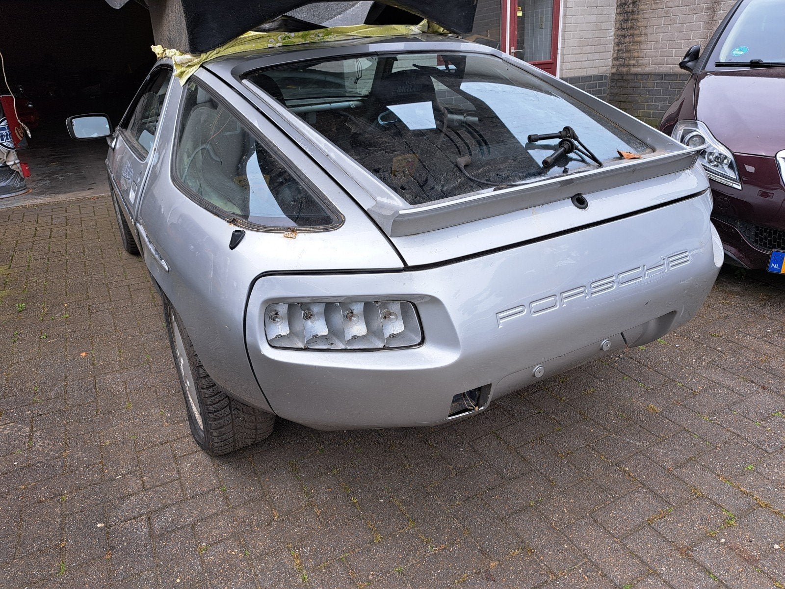 La Porsche 928 s en 1981 a enregistré 176 000 km de carpass, Autos, Achat, Porsche, Particulier, Essence