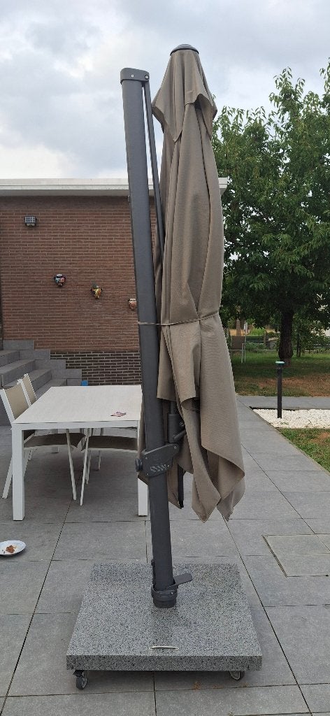 Degelijke zweefparasol met granieten voet op wieltjes, 3 à 4 mètres, Étanche, Comme neuf, Parasol flottant