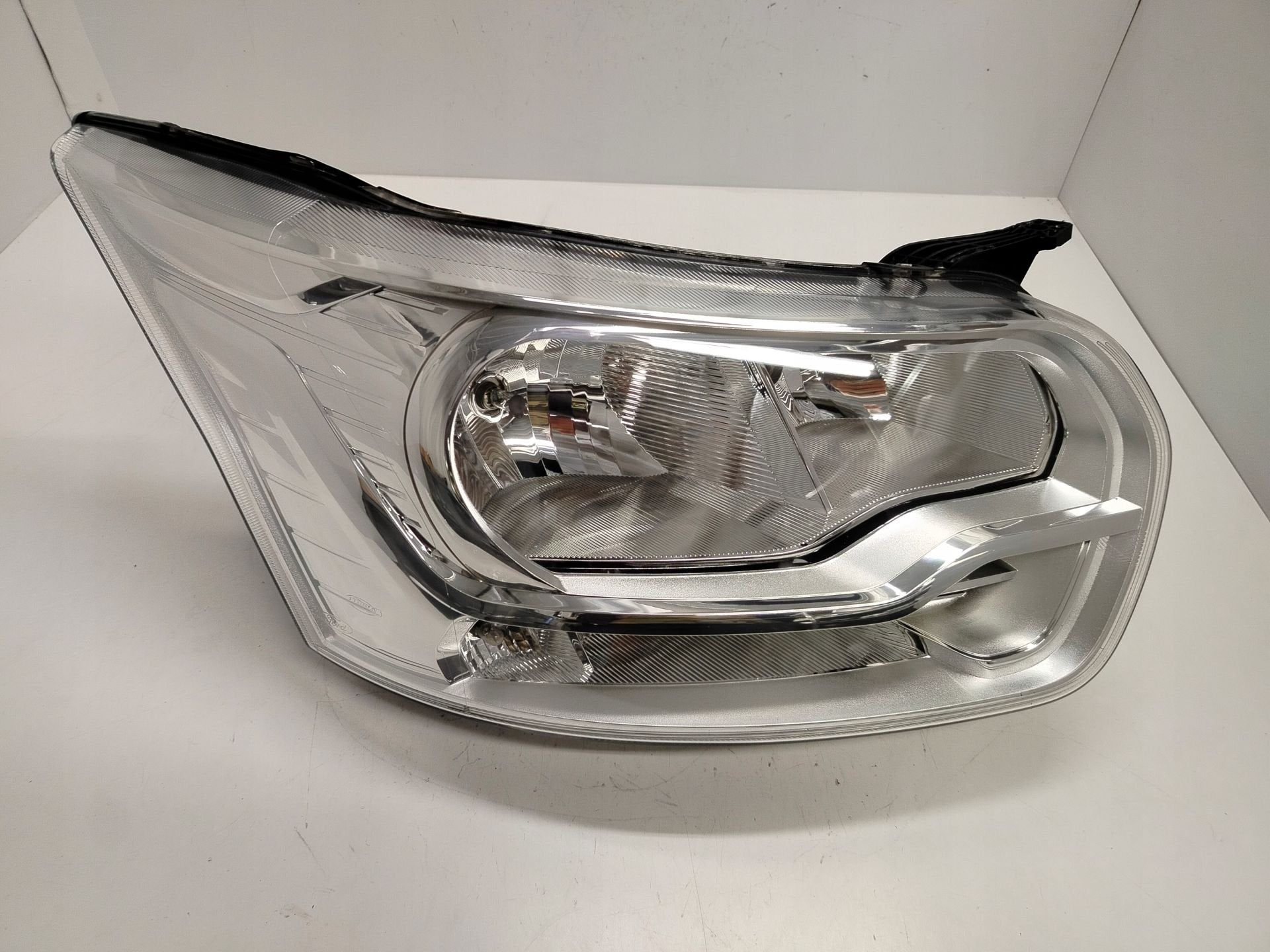 Phare Ford Transit MK8 BK31-13W029-BF, Info@ford.com, Ford Motor Company, American Road 1
48126  Dearborn, Ford
