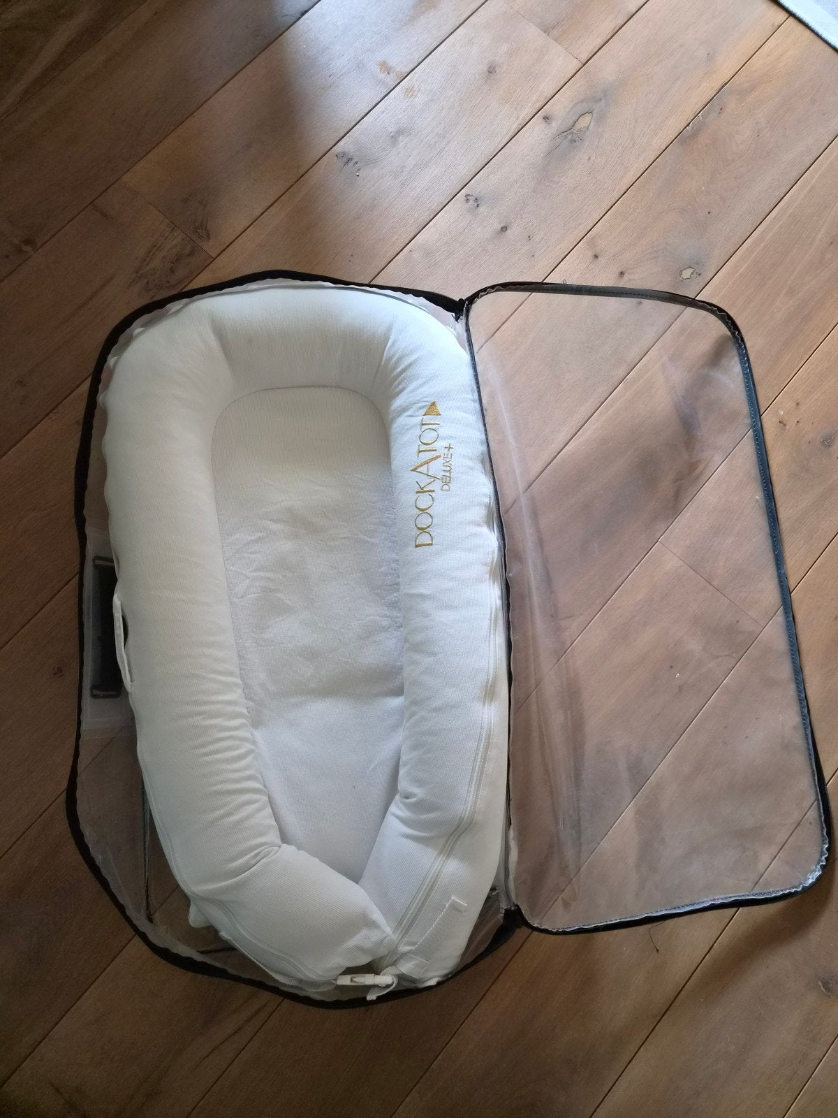 DockATot Deluxe+ Babynestje – Pristine White (incl. reistas), Kinderen en Baby's, Ophalen of Verzenden, Zo goed als nieuw