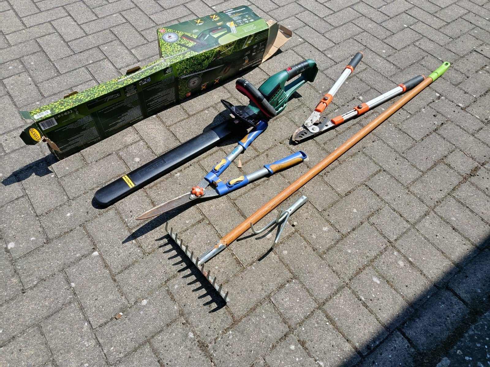 Tuingereedschap., Ophalen
