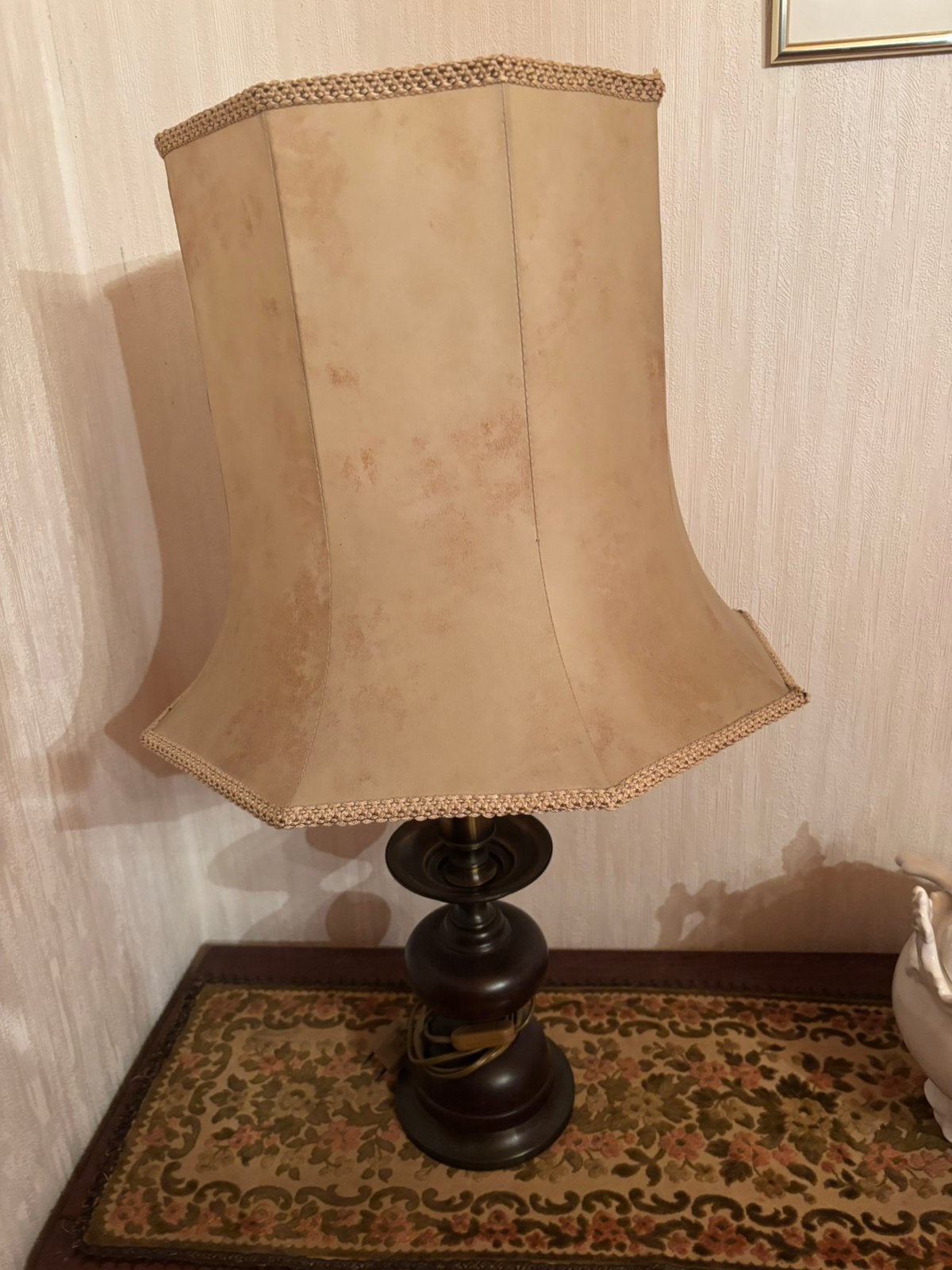 Houten voet met kalfsleder kap, Huis en Inrichting, Lampen | Tafellampen, Gebruikt, Sfeerlamp, Met schakelaar, Landelijk