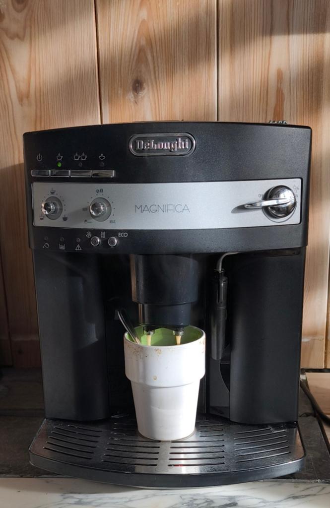Delonghi magnifica koffiemachine, Elektronische apparatuur, Koffiezetapparaten, Ophalen, Koffiemachine, Afneembaar waterreservoir