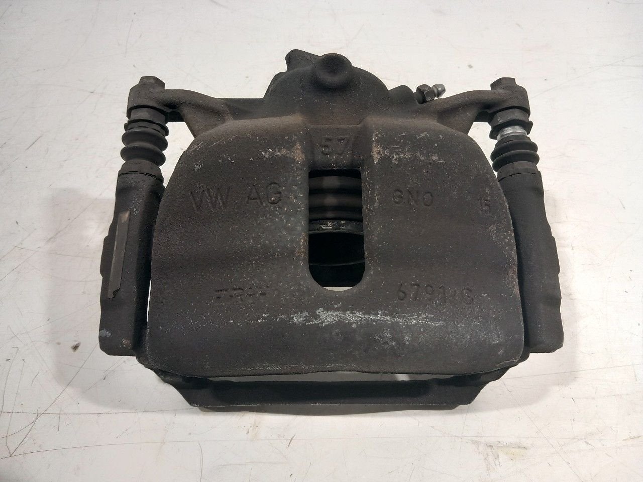 Remklauw links voor Volkswagen Golf, Onderdelen@venauto.nl, Van der Ven Autorecycling B.V., Ettenseweg 76, 4706 PB Roosendaal, The Netherlands