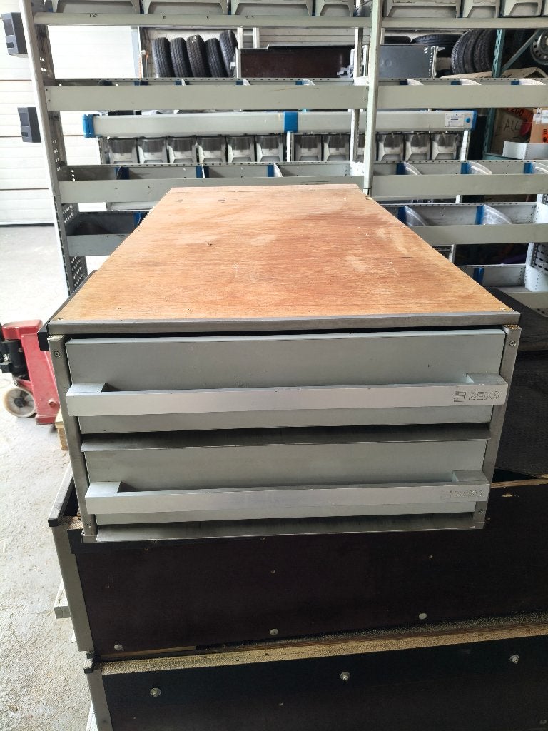 Beks vloer lade (2460) L 133 B 61 H 35 €349, Ophalen, Zo goed als nieuw