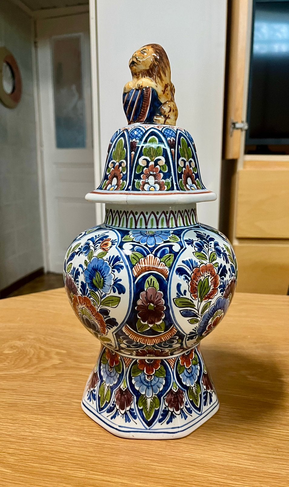 Vase Delft polychrome avec couvercle et lion – 36 cm, Antiquités & Art, Enlèvement