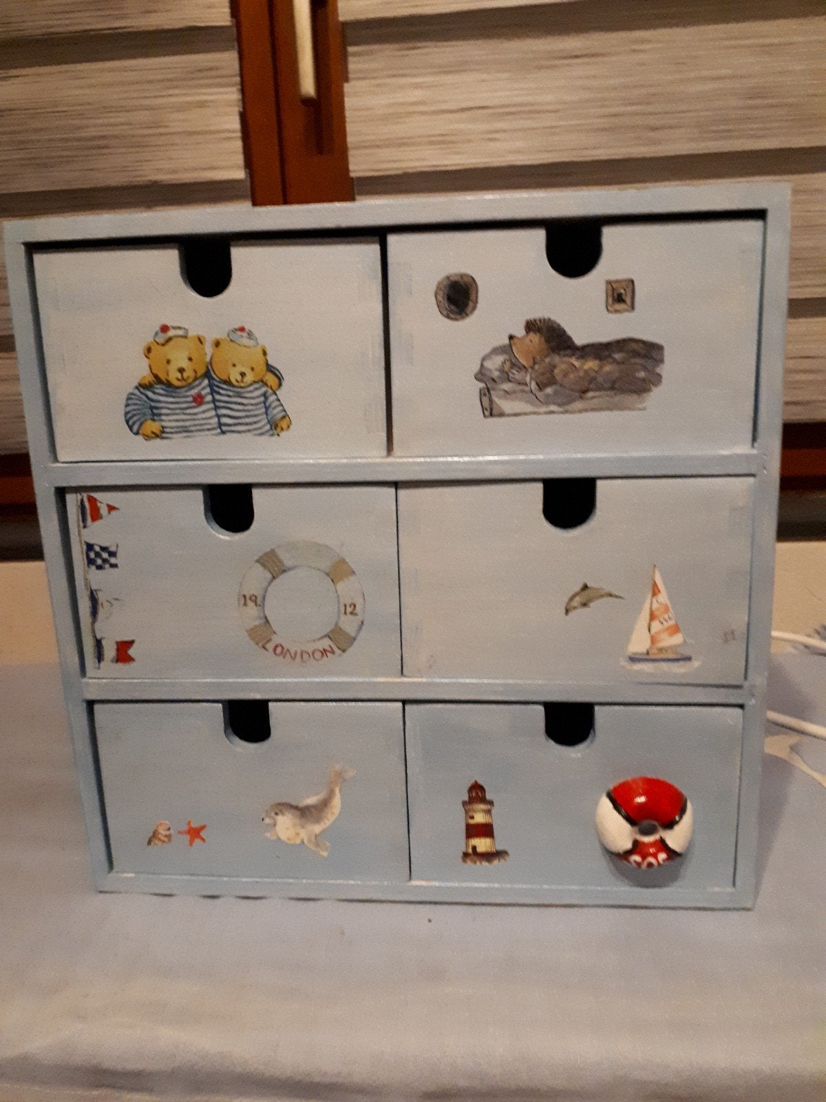 petite armoire IKEA décorée 28,5 cm, 28,5cm, 20,5 cm, Enfants & Bébés, Enlèvement, IKEA