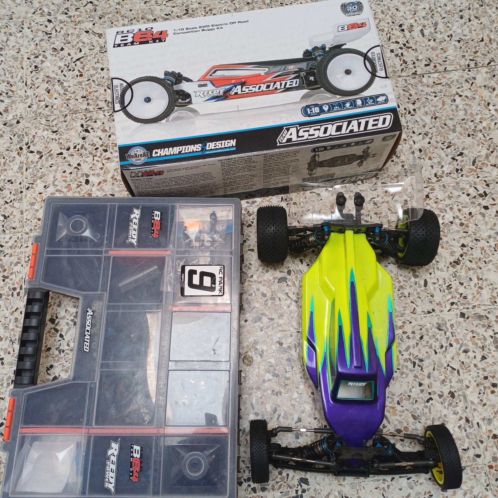 B6.4 RC10  1/10 tout terrain,  voiture de competition, Ophalen of Verzenden