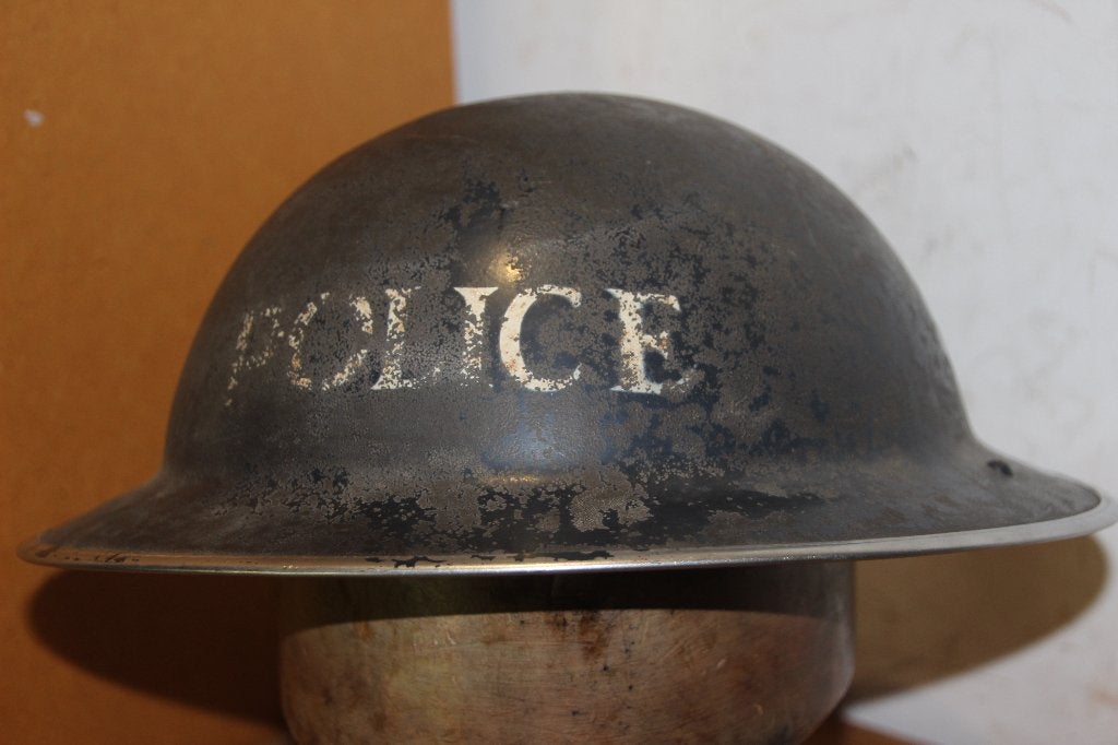 GB WW2 Coque de casque POLICE daté 1939, Envoi, Armée de terre, Casque ou Béret